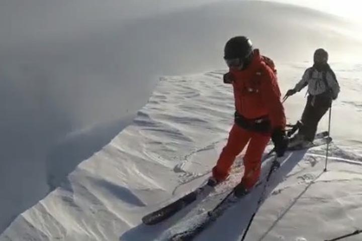 В Хакасии лыжники сняли на видео лавину, которая чуть не погубила их